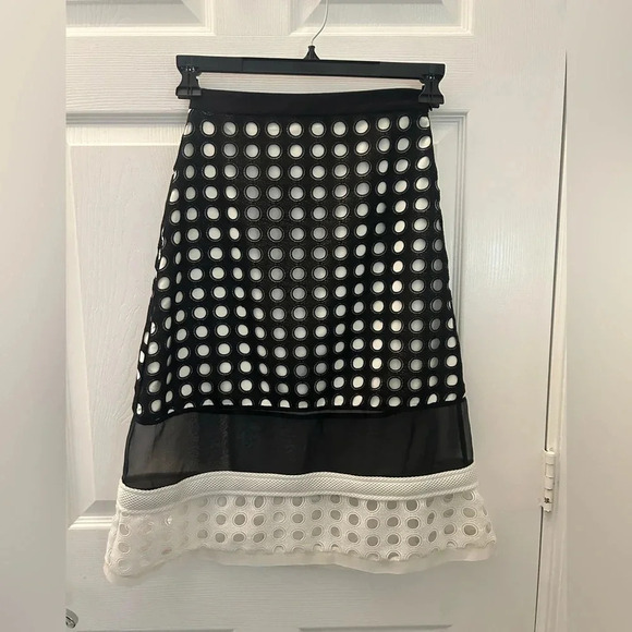 Alexis
Lasercut Accents Knee-Length xs - Picture 1 of 5